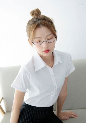 老头边吃奶边弄进去呻吟的视频